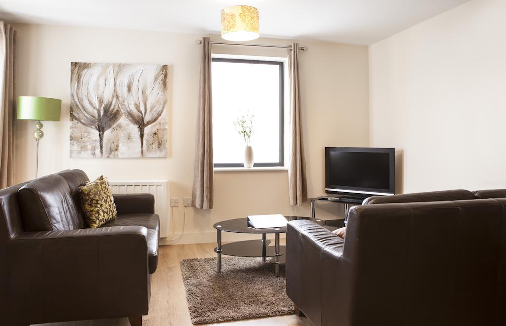 Cheltenham Plaza Apartments Ashchurch الغرفة الصورة