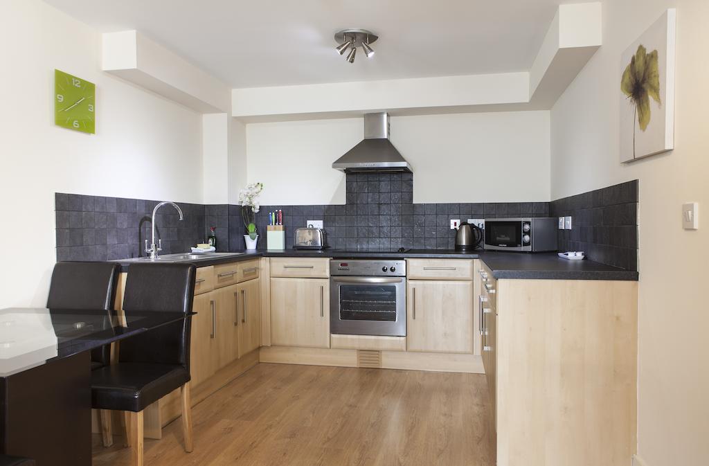 Cheltenham Plaza Apartments Ashchurch الغرفة الصورة