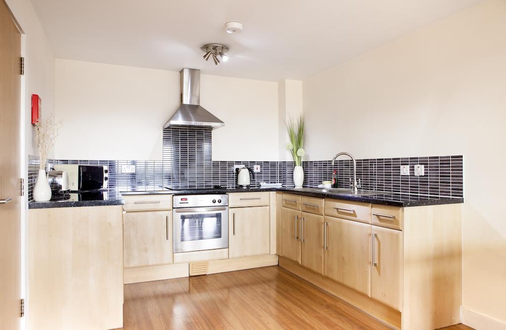 Cheltenham Plaza Apartments Ashchurch الغرفة الصورة