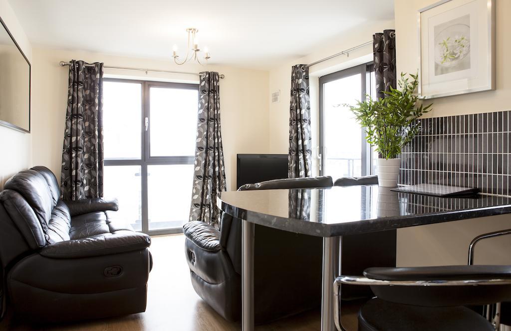 Cheltenham Plaza Apartments Ashchurch الغرفة الصورة