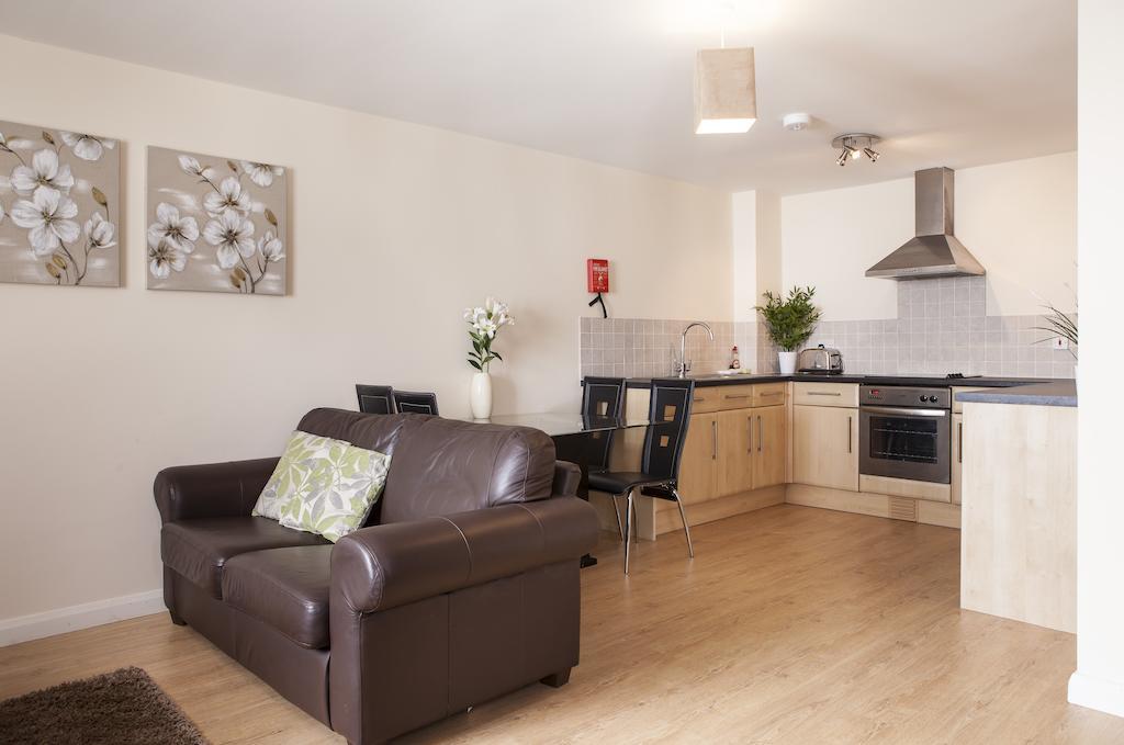 Cheltenham Plaza Apartments Ashchurch الغرفة الصورة